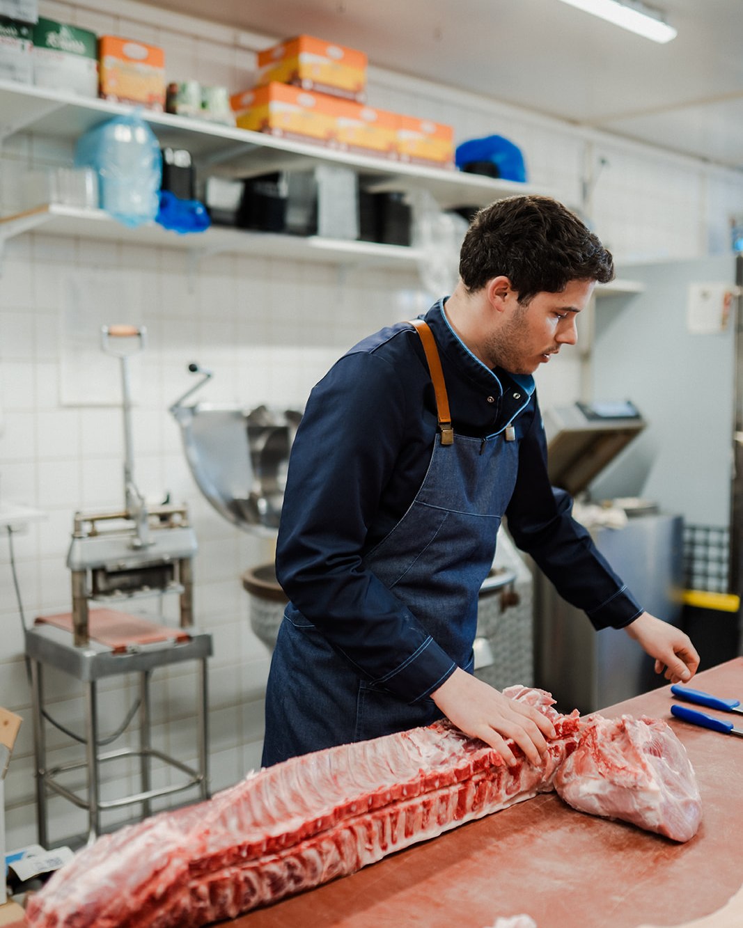 Jean-Baptiste versnijdt vlees in het atelier